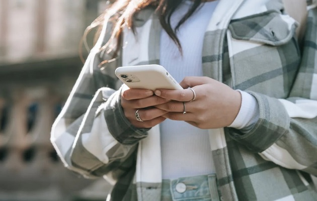 Los beneficios que aporta el celular desaparecen cuando se utiliza en exceso. Foto: Pexels