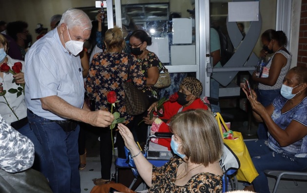 Ricardo Martinelli lamentó las precarias condiciones en las que se encuentra el Oncológico. Foto: Víctor Arosemena 