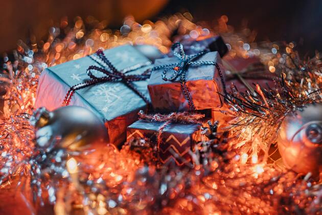 Realiza una lista con las personas a las que darás regalos esta navidad. Foto: Pexels