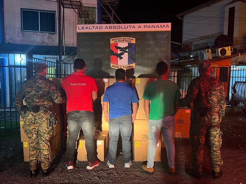 Los 3 hombres fueron detenidos por el delito contra el Patrimonio Económico (hurto). Foto: Cortesía Senafront