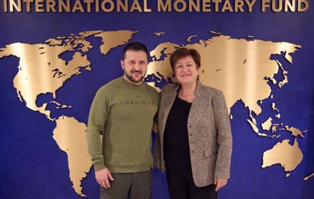 El presidente ucraniano, Volodímir Zelenski junto a la directora del Fondo Monetario Internacional (FMI), Kristalina Georgieva. Foto: EFE