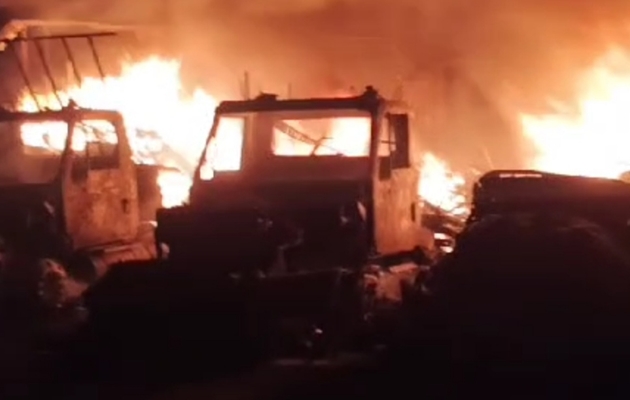 Los bomberos del corregimiento de Sabanitas acudieron para apagar el siniestro. Foto / Diómedes Sánchez. 