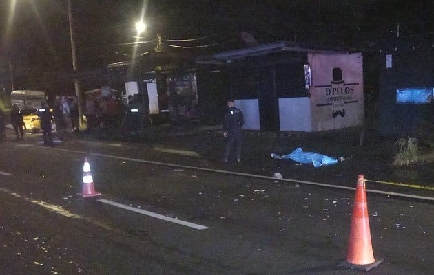 Del impacto su cuerpo quedó en la orilla de la carretera Panamá-Colón. Foto: Diomedes Sánchez