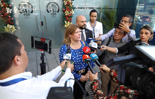 La directora del Registro Civil acudió a la fiscalía especializada a presentar la denuncia. Foto: Cortesía Tribunal Electoral