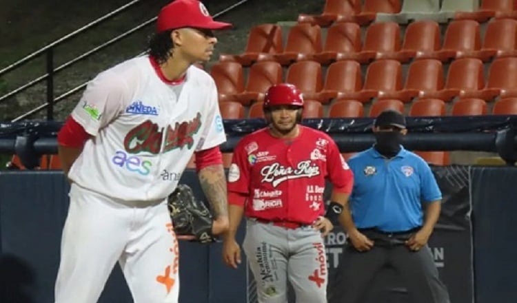 Los lanzadores en el béisbol mayor solo podrán tirar tres veces a  la primera base con corredor en la almohadilla. Foto: Fedebeis