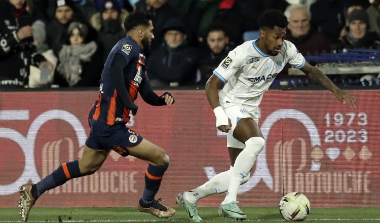 Michael Murillo del Olympique (der.) y Tamari del Montpellier.   Foto: EFE 