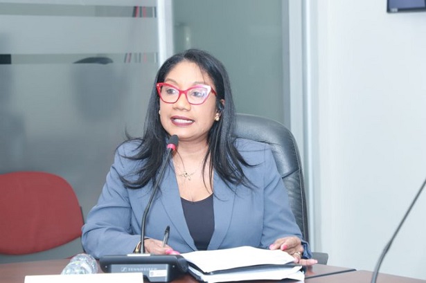 La directora del Ifarhu, Ileana Molo, durante la sustentación de los traslados de partidas. Foto: Cortesía Asamblea