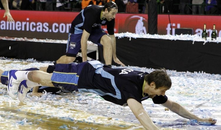 Andrés Nocioni (frente) y Fabricio Oberto (fondo), jugadores argentinos. Foto: EFE