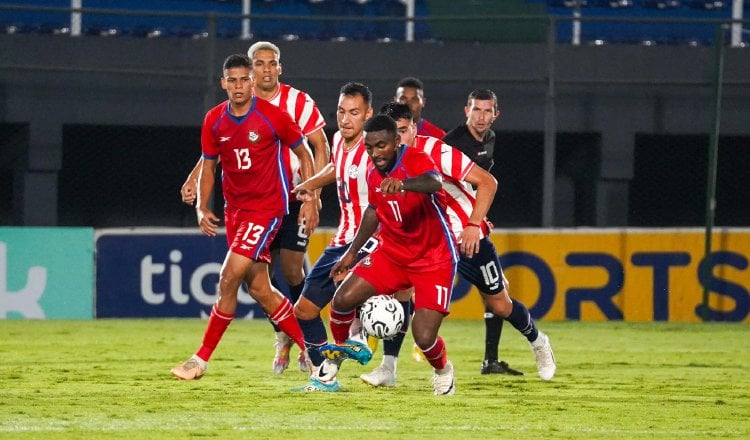 Ricardo Phillips hijo de Panamá conduce el balón en el juego contra Paraguay. Foto: Fepafut