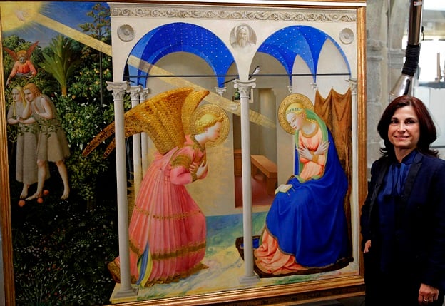 La restauradora de pintura del Museo del Prado, Almudena Sánchez, junto a "La Anunciación" de Fra Angelico en mayo 2019. Foto: EFE