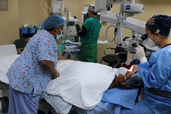 El paciente debe evitar dormir del mismo lado del ojo intervenido o hacia abajo durante los primeros tres días. Foto. Cortesía. CSS