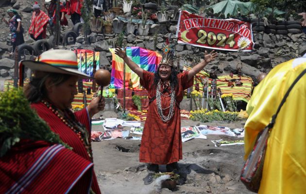 Un grupo de chamanes y curanderos peruanos realizan una ceremonia tradicional para vaticinar qué deparará el 2024 al país andino y al mundo. Foto: EFE