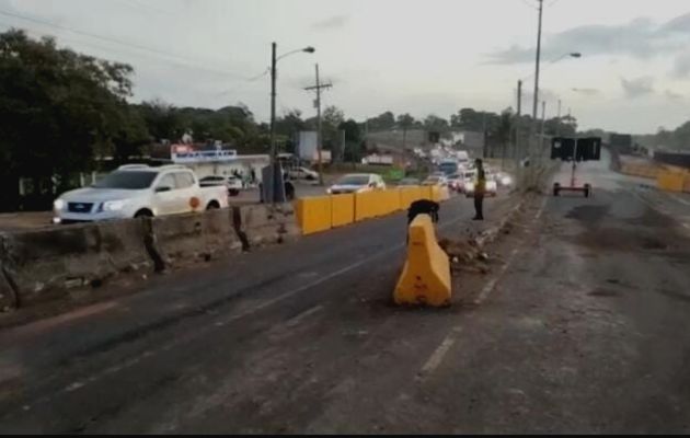 Con este operativo, se busca agilizar el tráfico, y así evitar las largas filas de autos tratando de salir de la ciudad capital al interior del país. Foto. Ilus