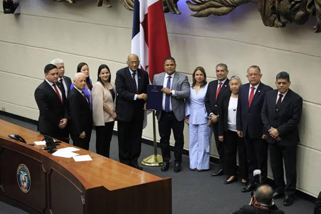 Varios ministros y directores estuvieron presentes durante la aprobación del presupuesto en la Asamblea. Foto: Cortesía Asamblea