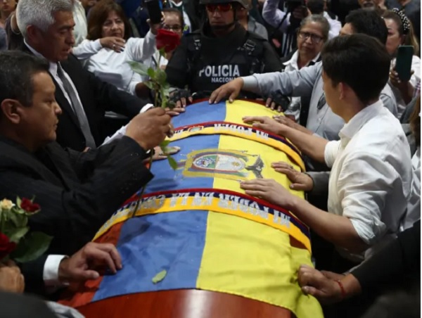 El féretro del candidato Fernando Villavicencio en un velatorio público, en Quito. Foto: EFE/José Jácome