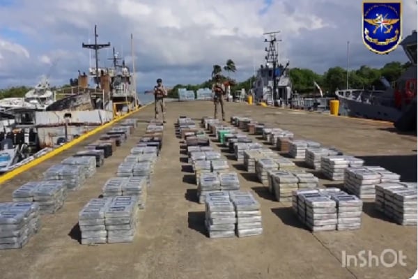 Las autoridades contabilizaron un total de 2,110 paquetes rectangulares de presunta droga por determinar. Foto. Senan