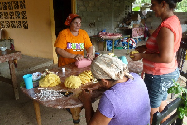 Un grupo de personas se reúnen para preparar la masa para los bollos. Foto. Melquíades Vásquez