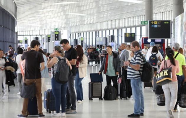 Viajeros en el aeropuerto Internacional de Tocumen. Foto: Archivo