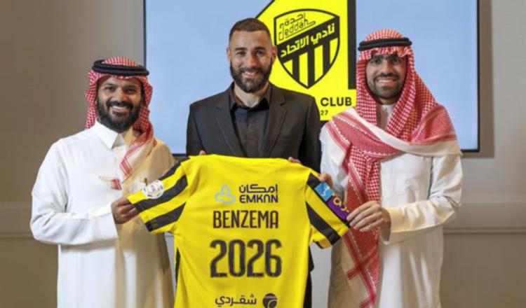 Benzema en su presentación para el Al Ittihad. Foto: EFE