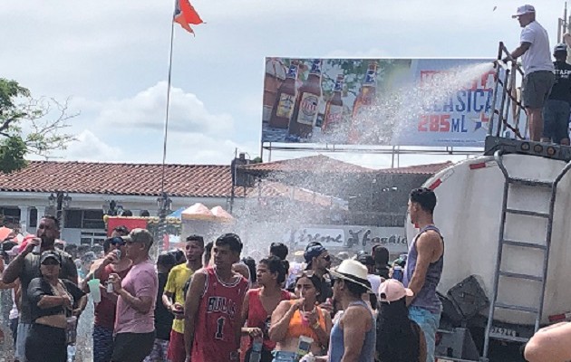 Decenas carros cisterna se ubican en los parques y áreas de carnaval en Azuero. Foto: Thays Domínguez