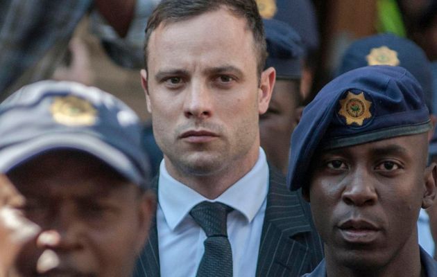 Oscar Pistorius sale de la cárcel casi once años después de matar a su novia. Foto: EFE