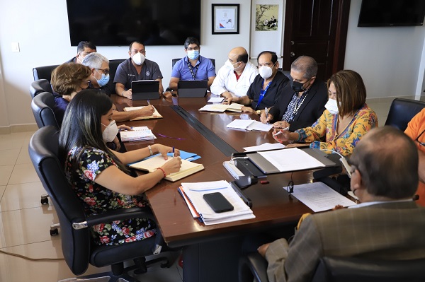 Reunión de coordinación en la dirección general de la CSS para planificar las medidas ante el aumento de casos de covid. Foto: Cortesía CSS