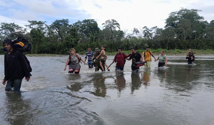 Estas personas recorren largas distancias en la espesa y peligrosa selva del Darién, una de las más duras del mundo.