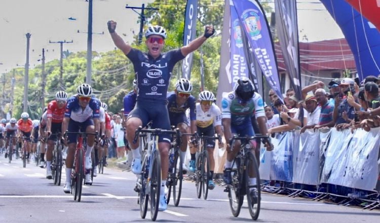 Bredio Ruiz cruza la meta y gana la segunda etapa. Foto: Fepaci