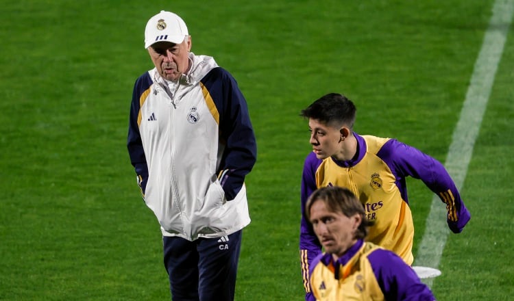 Carlo Ancelotti  supervisa los entrenamientos del Real Madrid.Foto: EFE