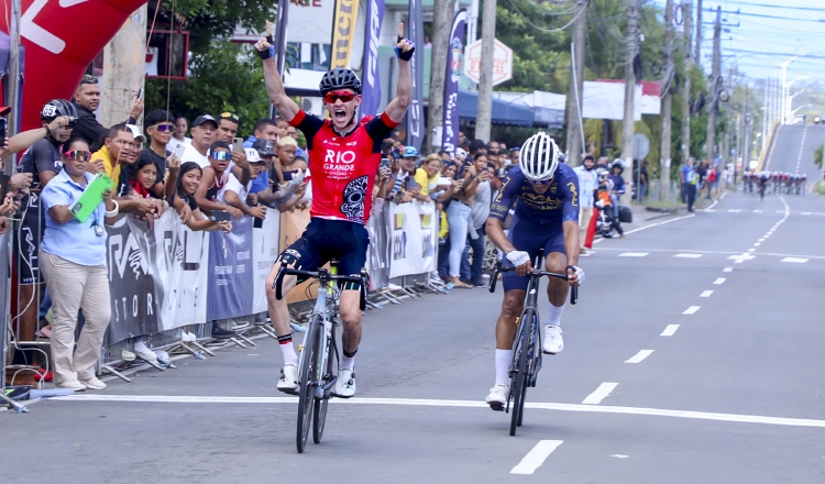  Conor Schunk del equipo Río Negro de Estados Unidos (izq.) y Sandi Guerra. Foto: Fepaci