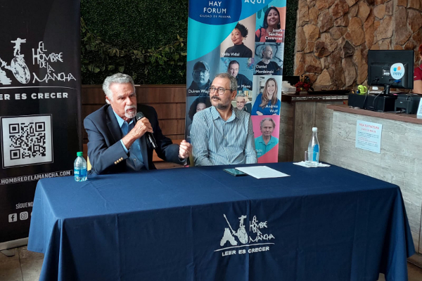 El escritor Juan David Morgan y Daniel Domínguez, jefe de prensa del festival. Foto: Belys Toribio