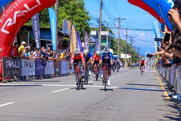 El costarricense Pablo Mudarra (izq.) se impone en la recta final a Franklin Archibold. Foto: Fepaci