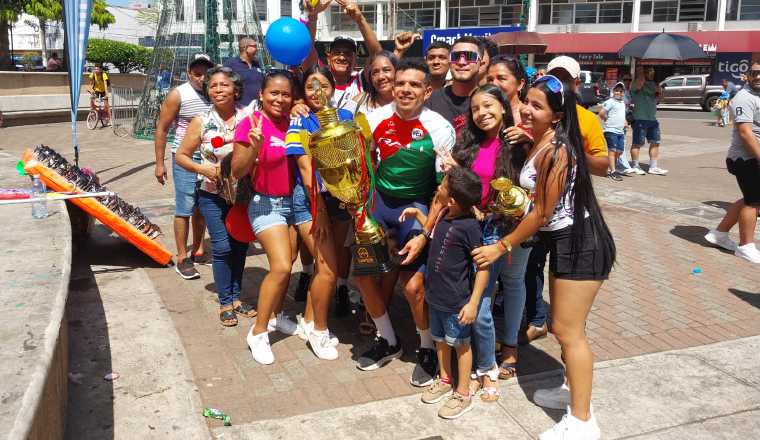 Archibold festeja con su fanaticada el título de la Vuelta a Chiriquí. Foto: Jaime Chávez