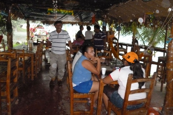 Quienes han tenido la oportunidad de conocer este puerto regresan por la tranquilidad de su gente y las comidas con mariscos a la venta. Foto/Melquíades Vásquez