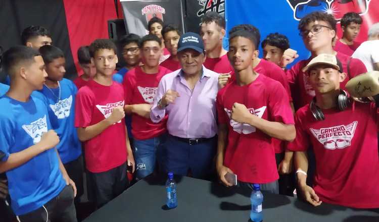 La leyenda panameña, Roberto 'Manos de Piedra' Durán con los jóvenes pugilistas de 'Gancho Perfecto'. Foto: Jaime Chávez