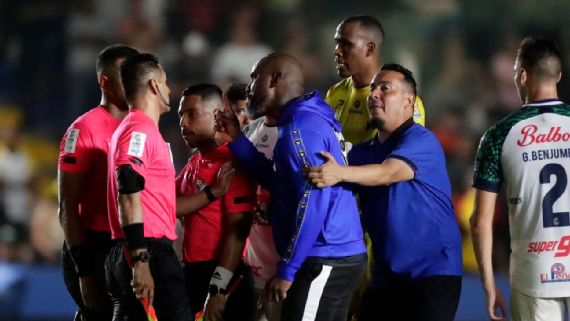 Felipe Baloy del Tauro fue sancionado por los incidentes en la final del Clausura 2023 contra el CAI. Foto: EFE