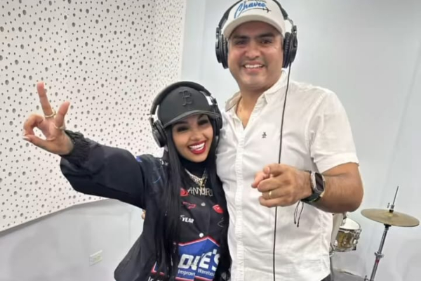 Anyuri y Jhonathan Chávez en el estudio de grabación. Foto: Instagram