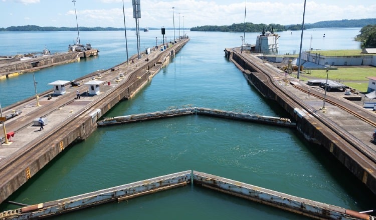 Con la disponibilidad de agua de  los lagos Gatún y Alajuela, el Canal de Panamá proyecta un total de  24 tránsitos diarios hasta finales del mes de abril. Pixa