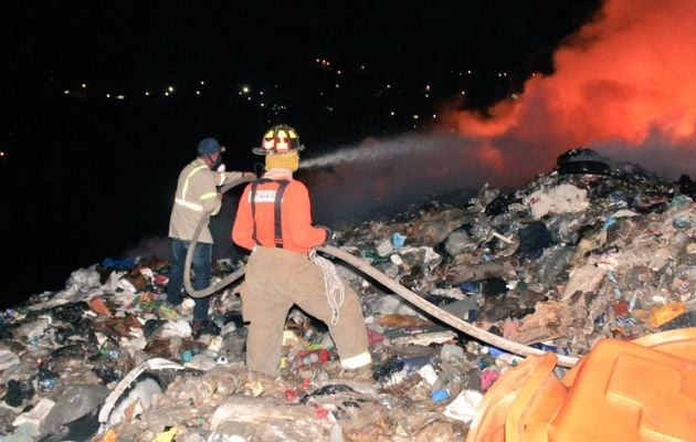 Bomberos de Panamá trabajan en la extinción del incendio en Cerro Patacón. Foto: Cortesía BCBP