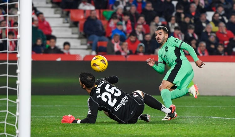 El delantero del Atlético de Madrid Ángel Correa (der.) intenta superar al guardameta del Granada, el argentino Augusto Batalla. Foto: EFE