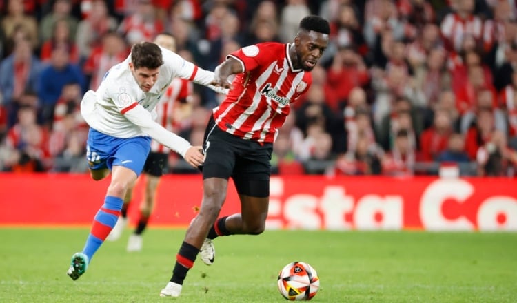 Iñaki Williams del Athletic, (der.) y Sergi Roberto, del Barcelona. Foto: EFE