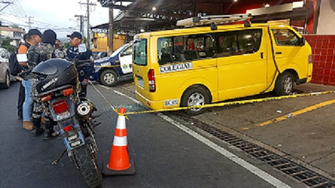 Por fortuna ninguno de los ocupantes del busito colegial resultó herido. Foto: Diomedes Sánchez