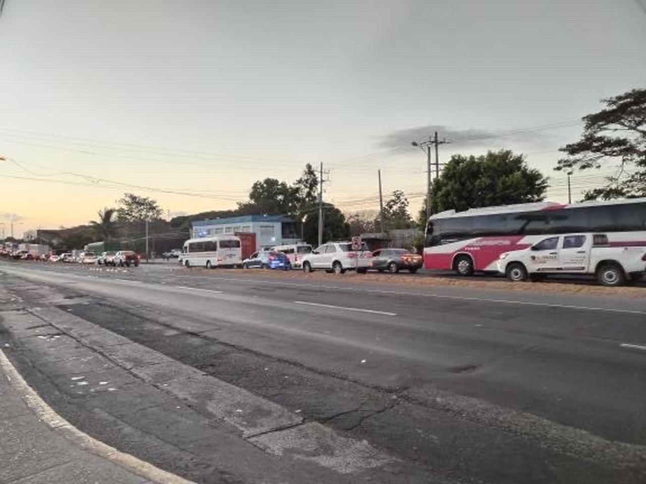 La protesta generó un congestionamiento vehicular en la zona. Foto/Tomada de redes sociales.