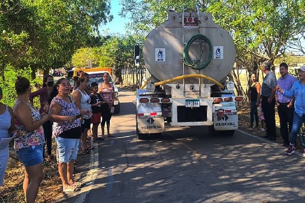 Los reclamos de los moradores fue acogida por el director regional del Instituto de Acueductos y Alcantarillados Nacionales (Idaan), Omar Cohen, quien se acercó al sitio para explicar a los moradores la problemática. Foto. Thays Domínguez