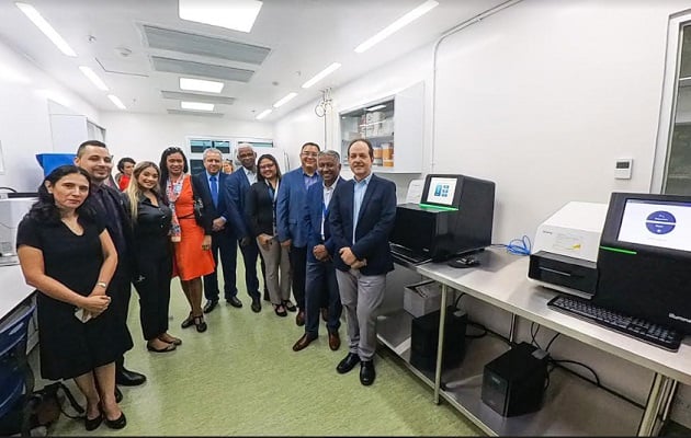 Investigadores y autoridades de la Senacyt durante la presentación del laboratorio. Foto: Cortesía: Senacyt