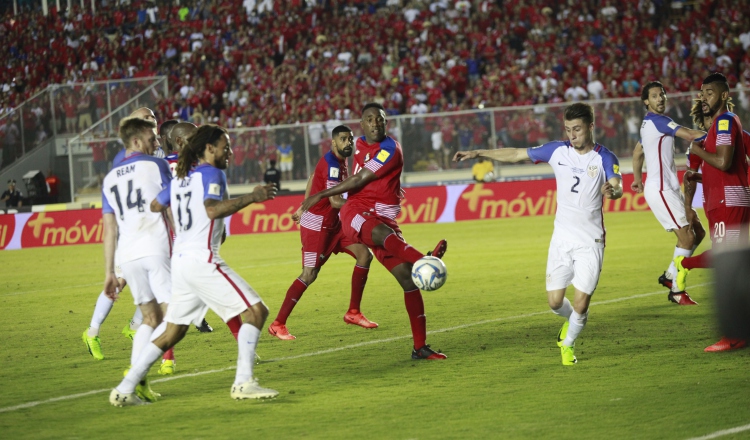 Luis 'Matador' Tejada, remata a la puerta en un partido de Panamá ante Estados Unidos. Foto:  Archivo