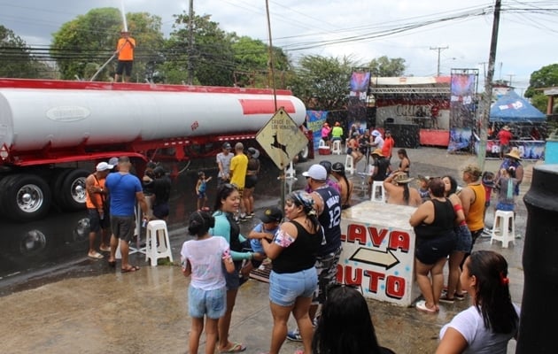 El personal de la institución estará vigilando los niveles de cloro en el agua, al igual que las condiciones de venta de los alimentos. Foto. Archivo