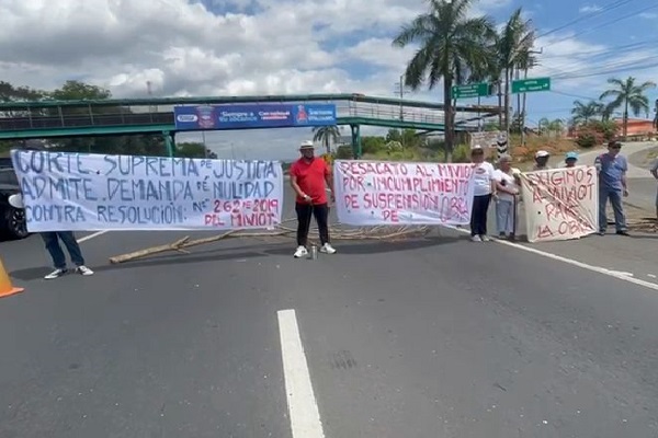 Los manifestantes también reclamaban la entrega por parte del Departamento de Ingeniería del Municipio de La Chorrera de una resolución en la que se acata el dictamen de la CSJ. Foto. Eric Montenegro