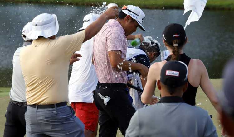 Amigos de Isaiah Salinda, celebraron el triunfo. Victor Arosemena