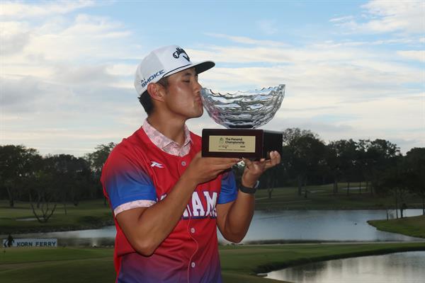 Isaías Salinda, festeja su triunfo en el Panama Championship. Foto:EFE